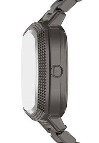 Montre rectangulaire avec un cadran plat blanc et un bracelet texturé gris foncé. Présente une lunette striée et une couronne ronde avec un détail de logo.