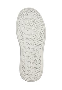 Semelle d'une basket blanche avec un motif géométrique de la bande de roulement et un grand nom de marque stylisé embossé sur le dessous.