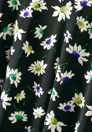 Sort stof med et blomsterdesign, der har hvide margueritter samt grønne og lilla accenter. Glat tekstur med livlige farver overalt.