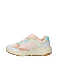 Baskets casual avec des panneaux pastel rose, bleu, vert et beige, semelle blanche épaisse et semelle extérieure en caoutchouc brun clair, vues de profil.