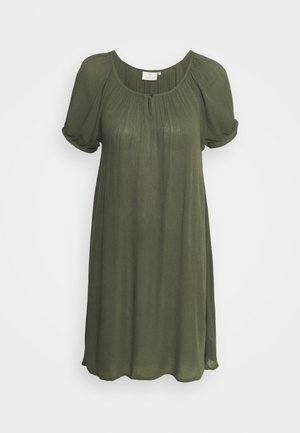 Olijfgroene jurk met korte puffmouwen, een ronde halslijn en geplooide textuur. Bevat een knoopdetail bij de hals, vloeiende pasvorm.