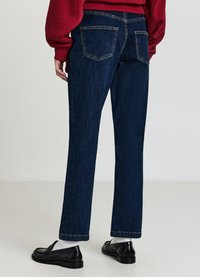 Jeans in denim blu scuro con design a gamba dritta, dotati di due tasche posteriori e cuciture gialle a contrasto. Texture liscia, stile classico.