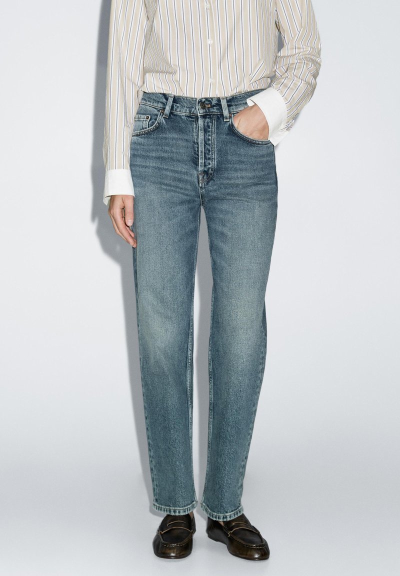 Blaue Denim-Jeans mit geradem Schnitt, heller Waschung und leichtem Verblassen. Verfügt über ein klassisches Fünf-Taschen-Design und einen traditionellen Knopfverschluss.