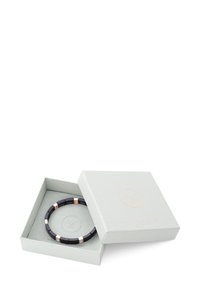 Zwarte kralenarmband met roségouden accenten, weergegeven in een lichtgrijze geschenkdoos, die een gemêleerd buitenoppervlak en een reliëflogo toont.