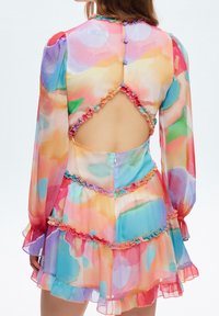 Mehrfarbiges Kleid mit langen Ärmeln, Rüschendetails und einem Schlüsselloch-Rücken. Gefertigt aus leichtem, durchscheinendem Material mit einem fließenden Design.