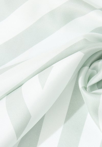 Μαλακό ύφασμα με ανοιχτό πράσινες και λευκές κάθετες ρίγες, ελαφρώς στριμμένο για να δείξει την υφή και το μοτίβο.