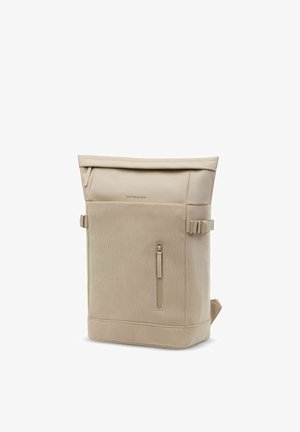 Sac à dos beige à ouverture roulante, devant en tissu côtelé, poche zippée verticale, boucles latérales et petit logo de la marque Kapten & Son.