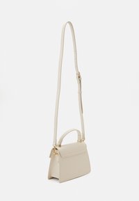 Beige Lederhandtasche mit strukturierter Form, kurzem oberen Griff und verstellbarem Schulterriemen. Mit goldenen Hardware-Akzenten.
