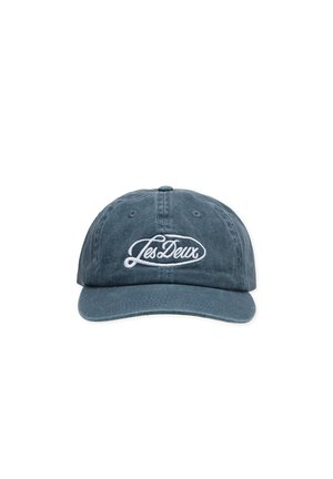 Donkerblauwe baseballpet met wit "Les Deux" logo borduurd aan de voorkant, zesdelig design en gebogen klep.