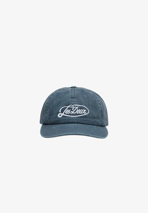 Donkerblauwe baseballpet met wit "Les Deux" logo borduurd aan de voorkant, zesdelig design en gebogen klep.