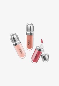 Tre KIKO Milano läppglans i metalliska silverförpackningar med rundade lock. Två i ljusrosa nyanser och en i glitterrosa nyans med applikator.