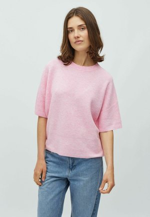 Hellrosa geripptes Strickoberteil mit kurzen Ärmeln und einem runden Ausschnitt, kombiniert mit blauen Jeans. Der Stoff hat eine weiche Textur und eine lockere Passform.