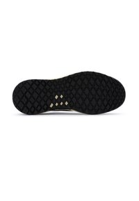Suela de zapato de goma negra con un patrón de agarre en diamante, que presenta un borde de color claro y acentos geométricos. Superficie suave y texturizada.