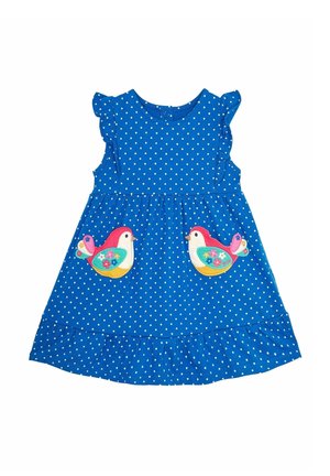 Blauwe jurk met witte stippen en geruite mouwen, met twee geborduurde vogels met bloemenaccenten aan de voorkant. Uitlopende zoom aan de onderkant.