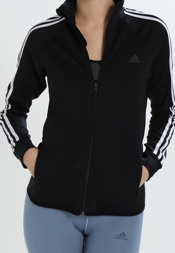 Sort zip-up træningsjakke med hvide striber på ærmerne, lavet af glat materiale. Har forlommer og et adidas-logo på brystet.
