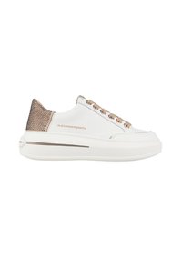 Sneaker bianchi a basso profilo con lacci beige, tacco beige texturizzato, suola spessa e logo "Alexander Smith" sul lato.
