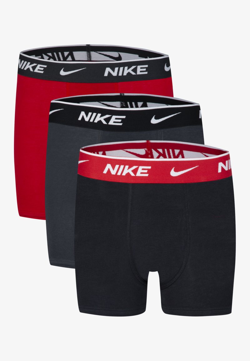 Tri para Nike bokseric: rdeči, oglenasti in črni. Bombažni material, elastični pasovi z belim logotipom Nike. Gladka tekstura, osnovna zasnova.