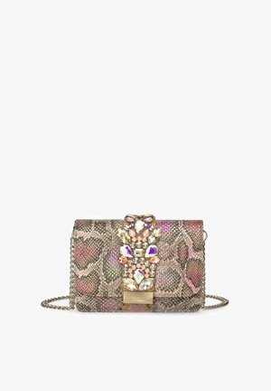 Bolso de mano con una textura de estampado de serpiente en oro y rosa, con una parte delantera adornada con brillantes de varios colores y una cadena como strap.