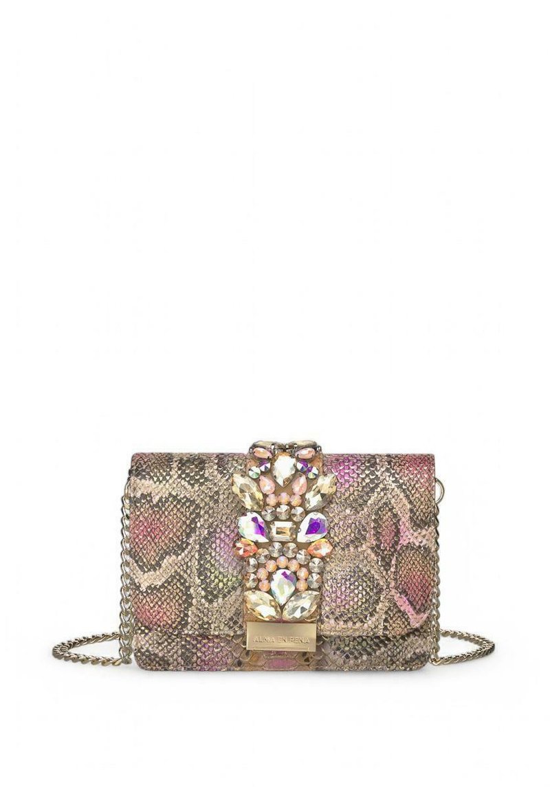 Bolso de mano con una textura de estampado de serpiente en oro y rosa, con una parte delantera adornada con brillantes de varios colores y una cadena como strap.