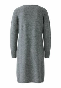 Robe en tricot gris avec des manches longues, des poignets côtelés et un col rond. Texture douce et design au genou. Style simple et minimaliste.