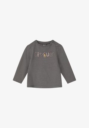 Grijze lange mouwen shirt van zacht materiaal met de tekst "circus" en een kleine leeuwafbeelding, met knoopaccenten op de schouder.