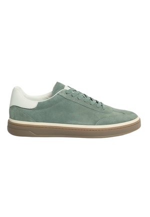Niedriger Sneaker aus Wildleder in gedämpftem Grün mit weißem Fersenlaschen, beiger Zwischensohle und brauner Gummiaußensohle, ausgestattet mit Schnürverschluss.