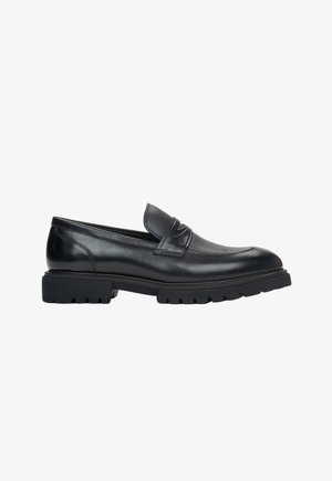 Zwarte leren loafers met een gestructureerde band over de wreef, voorzien van een chunky rubberen zool en een afgeronde neus.