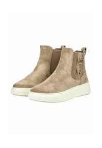 Stivaletti beige in suede con pannelli laterali elasticizzati, suole in gomma bianca e dettagli metallici decorativi sul lato esterno.