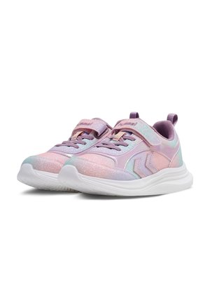 Pastelroze en paarse kindersneakers met glinsteraccenten, witte zolen, klittenbandstraps en uittrekkartels aan de hiel.