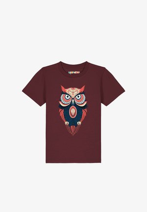 Bordeauxrotes Kurzarmshirt mit einem detaillierten, bunten Eulenmotiv auf der Vorderseite, das komplexe Muster in Rot, Blau, Creme und Schwarz zeigt.