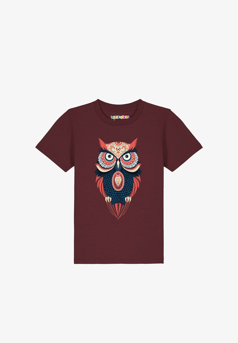 Chemise bordeaux à manches courtes avec un graphique détaillé et coloré d'une chouette présentant des motifs complexes en rouge, bleu, crème et noir sur le devant.