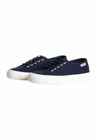 Sneaker in tela blu navy con suola in gomma bianca e occhielli, dotate di un design a bassa altezza e finitura testurizzata. Logo semplice di lato.