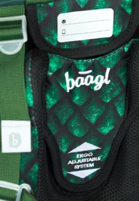 Zielony, regulowany uprząż z teksturowanym, wzorzystym wnętrzem w wzór diamentowy, z logo i miejscem na etykietę. Zawiera regulowane paski.