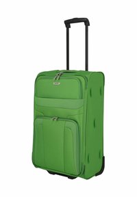 Valise souple verte verticale avec plusieurs compartiments à fermeture éclair et poignée télescopique noire déployée, sur fond blanc.