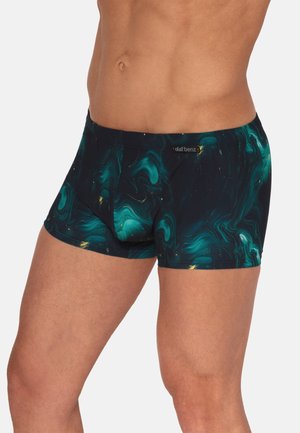 Männlicher Torso und obere Beine, die schwarze und türkis marmorierte Boxershorts mit kleinen goldenen Akzenten und einem Olaf Benz-Label am Bund tragen.
