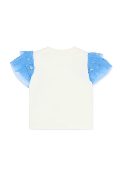 Maglietta bianca in cotone con maniche a sbuffo in tulle azzurro chiaro, caratterizzate da bordi arricciati e piccoli dettagli floreali gialli sulle maniche.