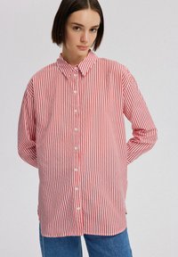 Touché Privé BACK TIE DETAILED  - Blúzka so zapínaním na gombíky - red