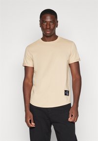 Calvin Klein Jeans BADGE TURN UP SLEEVE - T-shirt basic - warm sand