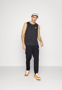 Fila REMOND TRACK PANTS - Calças de fato de treino - black/bright white