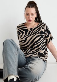ONLY Carmakoma CARZALIKA LIFE ANITA ONECK - Marškinėliai su spaudiniu - black
