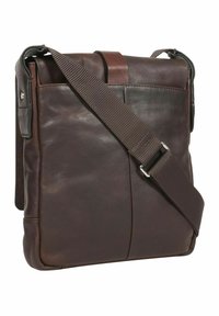 Borsa a messenger in pelle marrone con finitura texturizzata, tracolla in tessuto regolabile e chiusura a pattina semplice. Forma rettangolare compatta.