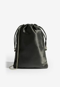 Fekete selyemsatén húzós táska, strukturált formával, ezüst lánc kiegészítővel az oldalon és fekete zsinórokkal a tetején.