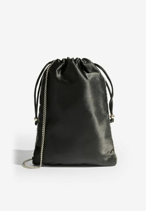 Czarna satynowa torba na sznurku o zarysowanym kształcie, z metalowym akcentem w kolorze srebrnym z boku oraz czarnymi sznurkami na górze.