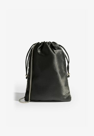 Czarna satynowa torba na sznurku o zarysowanym kształcie, z metalowym akcentem w kolorze srebrnym z boku oraz czarnymi sznurkami na górze.