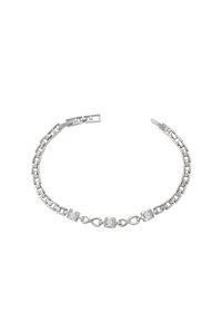 Ezüst karkötő váltakozó téglalap alakú láncszemekkel és kör alakú díszekkel, tiszta kövekkel, amelyek texturált és modern dizájnt alkotnak.