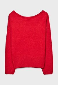 Roter Strickpullover mit weitem U-Boot-Ausschnitt, überschnittenen Schultern und geripptem Saum. Weiche Textur mit leicht flauschigem Finish.