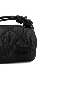 Borsa nera in nylon trapuntato con tracolla intrecciata e patch con logo in rilievo. Forma arrotondata con finitura lucida e motivo a diamante. Design compatto.