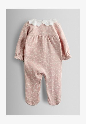 Langärmliger rosa Baby-Body mit weißem Blumenmuster, Spitzenkragen, gerafftem Taillenbund und elastischen Bündchen an Ärmeln und Hosenbeinen.