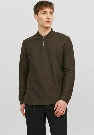 Dunkelgrünes Langarm-Polohemd mit Reißverschlusskragen. Hergestellt aus strukturiertem Stoff, mit tailliertem Design und gerippten Bündchen.
