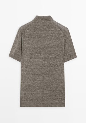 Kortærmet, gråmeleret striktrøje med mockneck-krave, vist fladt bagfra på hvid baggrund.